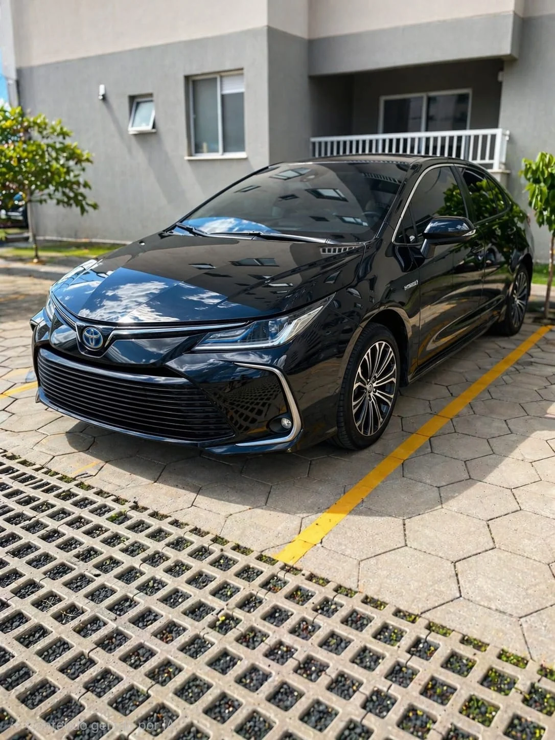 Toyota Corolla Altis Hybrid preto utilizado pela Uni Executivo
