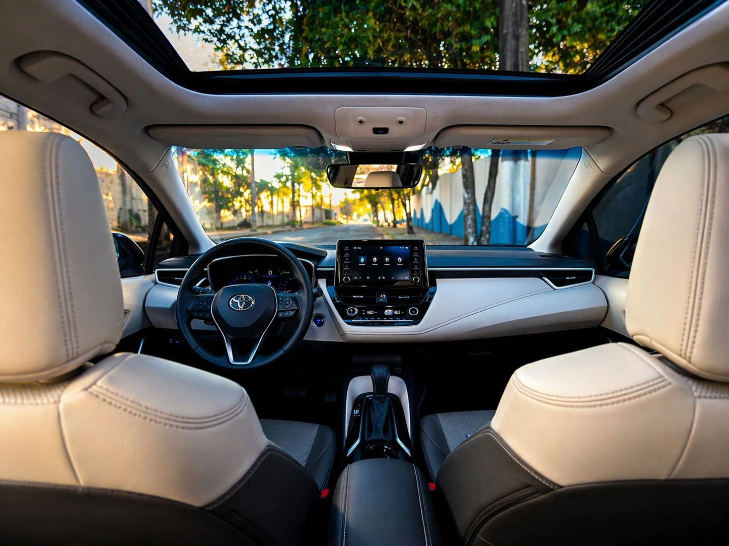 Interior do Corolla Altis Hybrid